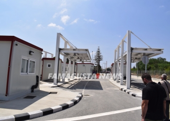 Εικόνα από τη μέσα πλευρά του οδοφράγματος Δερύνειας 
©FamagustaNews