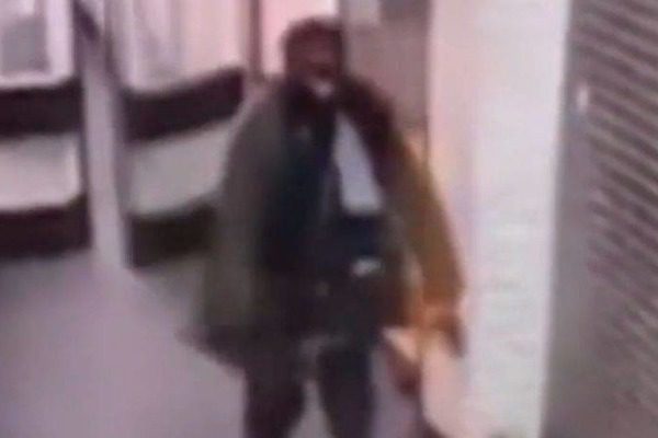 Μπήκε με τσεκούρι στο σούπερ μάρκετ και κυνηγούσε τον κόσμο