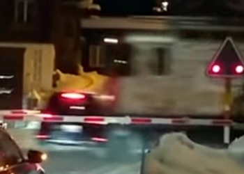 The shocking moment when a train falls on a car and sweeps it away
