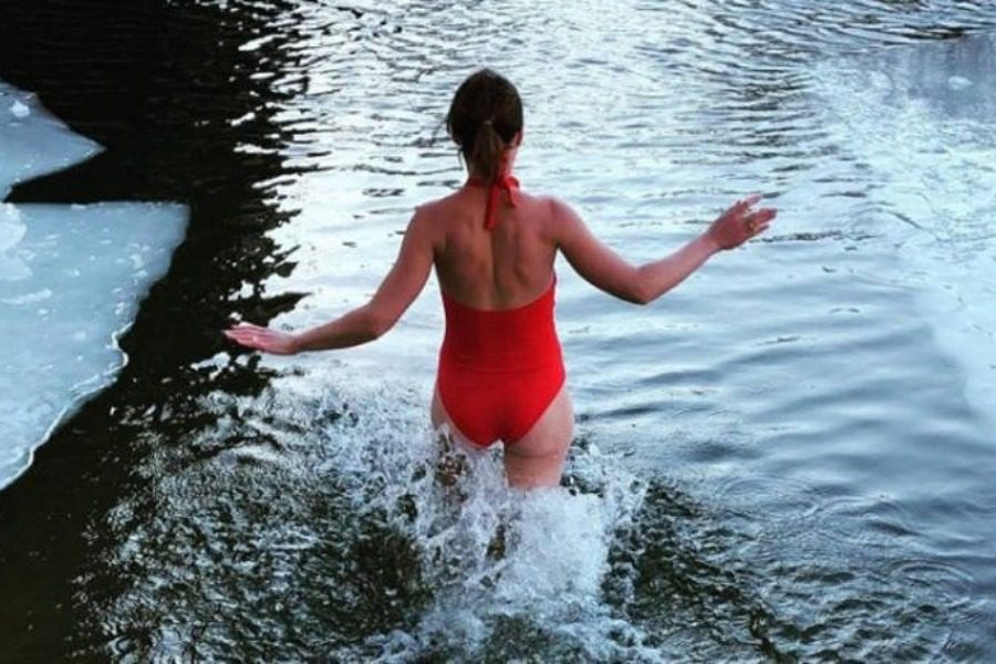 Οι Ρωσίδες βάζουν μαγιό και βγαίνουν στα χιόνια