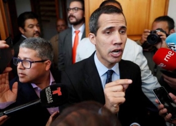 Βενεζουέλα: Ο Γκουαϊδό καταγγέλλει έφοδο της αστυνομίας στο σπίτι του