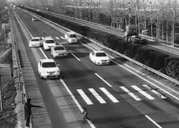 Παιδάκι τρέχει μέσα στην εθνική οδό και προκαλεί πανικό