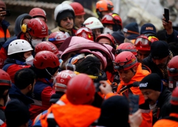 Κωνσταντινούπολη: Κοριτσάκι ανασύρθηκε ζωντανό από τα ερείπια