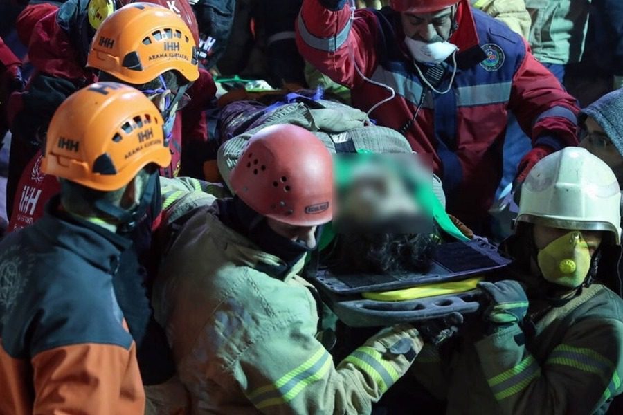 Κωνσταντινούπολη: Έβγαλαν ζωντανό 16χρονο από τα ερείπια δύο 24ωρα μετά
