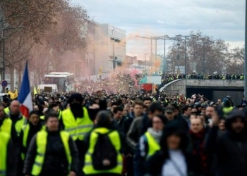 Βίντεο‑σοκ: Τα κίτρινα γιλέκα «παίζουν» άγριο ξύλο μεταξύ τους