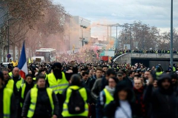 Βίντεο‑σοκ: Τα κίτρινα γιλέκα «παίζουν» άγριο ξύλο μεταξύ τους