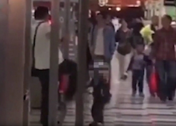 Οργή με το βίντεο πατέρα που κλωτσάει τον μικρό του γιο στο στήθος