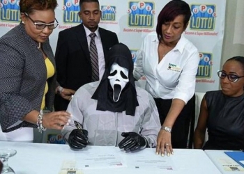 Κέρδισε το Λότο και παρέλαβε τα κέρδη φορώντας μάσκα Scream