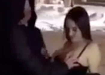 Μπελάδες για τη Ρωσίδα που άφηνε νέους να της πιάσουν τα στήθη στη μέση του δρόμου