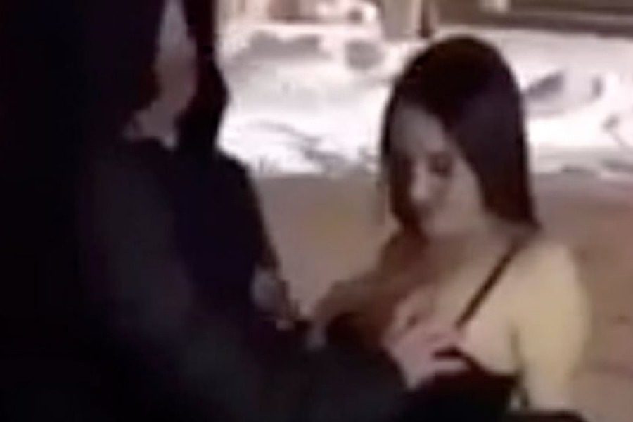 Μπελάδες για τη Ρωσίδα που άφηνε νέους να της πιάσουν τα στήθη στη μέση του δρόμου