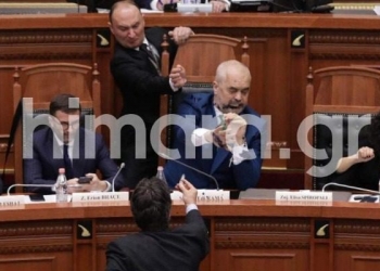 Επεισόδιο στη Βουλή της Αλβανίας: Επίθεση στον Έντι Ράμα με μελάνι