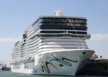 Κρουαζιερόπλοιο τσακίζει και βουλιάζει αποβάθρα