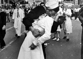 Πέθανε ο εμβληματικός ναύτης της Times Square