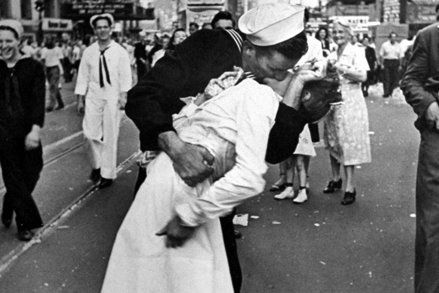 Πέθανε ο εμβληματικός ναύτης της Times Square