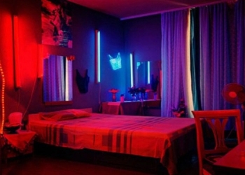 Πελάτες σε σε οίκο ανοχής βγήκαν γuμνοί λόγω φωτιάς