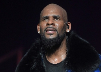R. Kelly: Βαριές κατηγορίες ‑ Κινδυνεύει μέχρι και με 70 χρόνια φυλακή