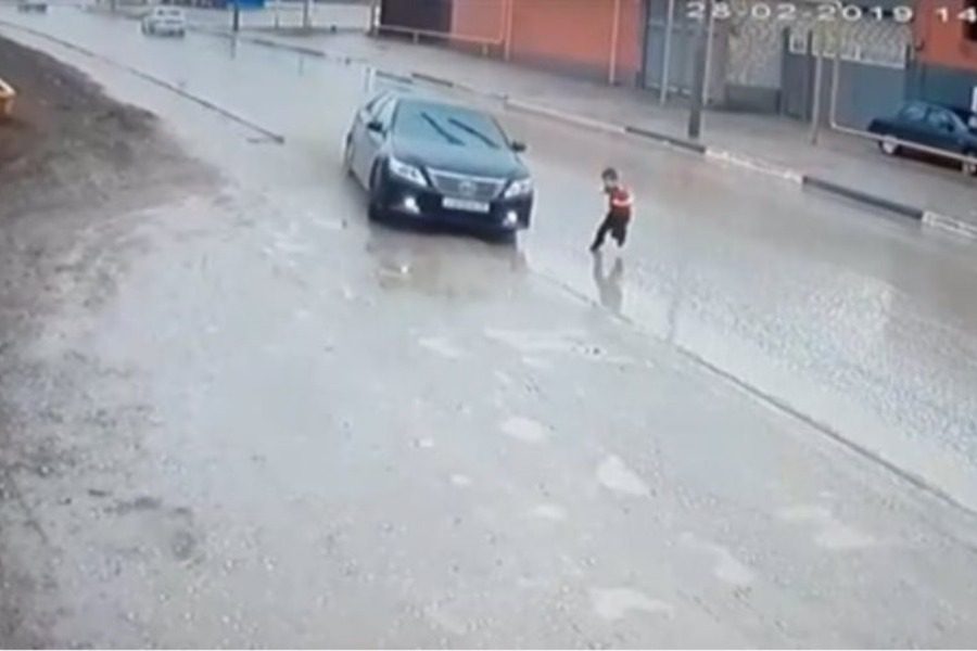 O ελιγμός του οδηγού σώζει παιδάκι στη μέση του δρόμου