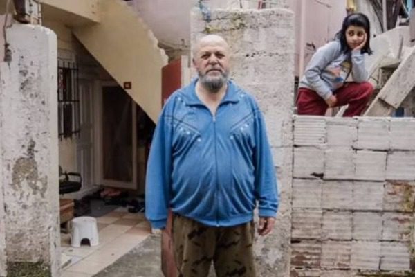 Μυστήριο: Κάτοικοι βρίσκουν φακέλους με χρήματα στις πόρτες τους