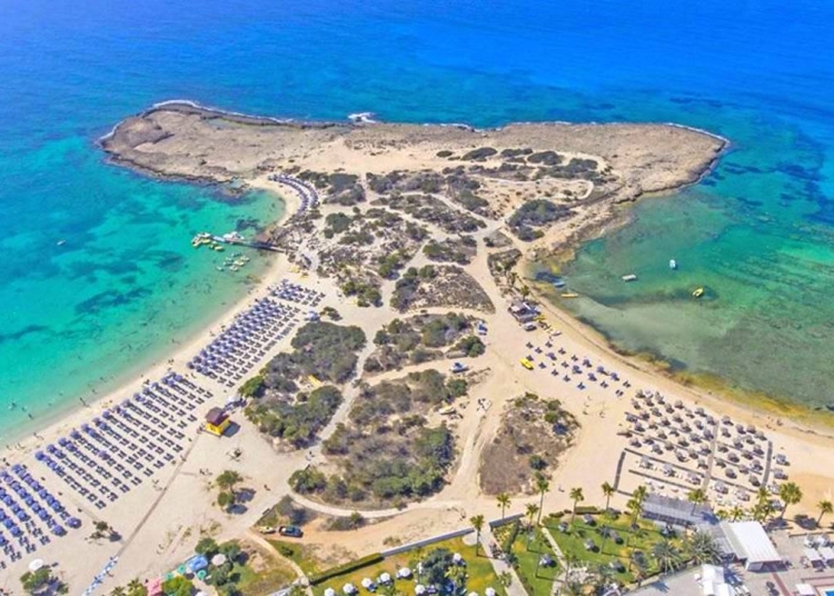 Παραλίες Μακρόνησος, Τάφοι Μακρονήσου, Beach House Dome