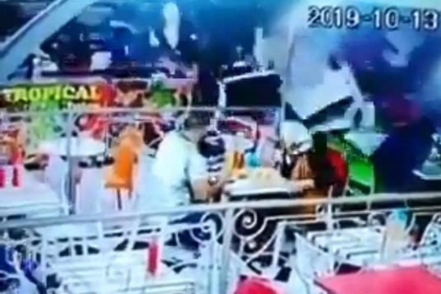 Bίντεο: Μεθυσμένος οδηγός διαλύει εστιατόριο γεμάτο πελάτες στο Μαρόκο