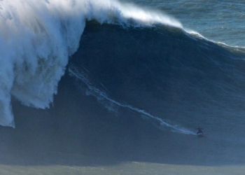 A female surfer "tamed" a giant wave 21 meters high and broke a record