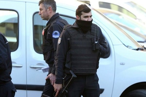 Πανικός στην Κωνσταντινούπολη: Λεωφορείο έπεσε πάνω σε στάση με πολίτες