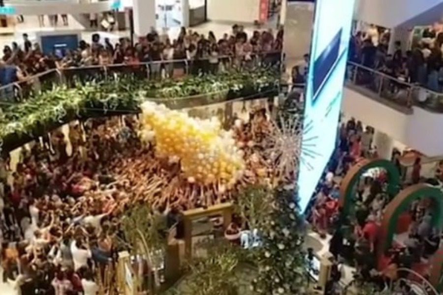 Χάος σε εμπορικό κέντρο: Ποδοπατήθηκαν για δωροεπιταγές