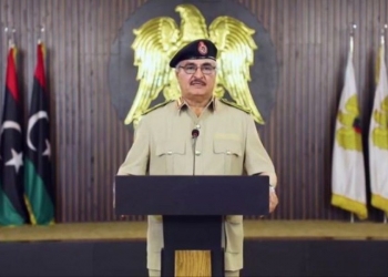 Ο Χαφτάρ προειδοποιεί: Θα χτυπήσουμε τουρκικά στρατεύματα αν έρθουν στη Λιβύη