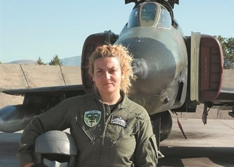 Komandor porucznik Ioanna Chrysavgi szkoli nie tylko greckich pilotów, ale także Włochów, w ramach porozumienia istniejącego z krajami członkowskimi NATO
