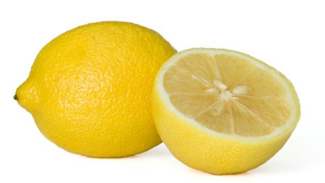 na-giati-prepei-na-koimasai-me-ena-kommeno-lemoni-sto-komodino