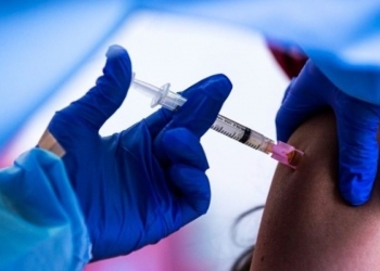 H AstraΖeneca ενδέχεται να παραδώσει λιγότερα από τα μισά εμβόλια στην Ευρώπη