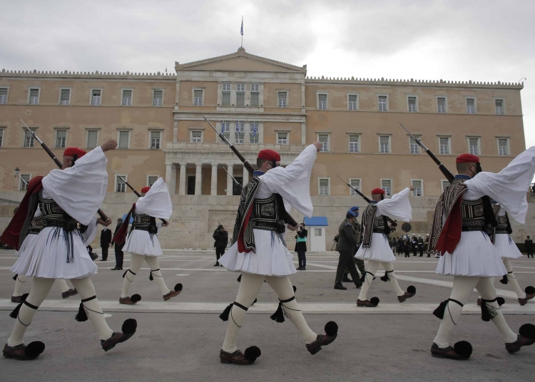 Άγημα της Προεδρικής Φρουράς παρελαύνει μπροστά από το Μημείο του Αγνώστου Στρατιώτη, κατά την διάρκεια της στρατιωτικής παρέλασης για τα 200 χρόνια από την Ελληνική Επανάσταση, Αθήνα, Πέμπτη 25 Μαρτίου 2021. Με κάθε επισημότητα, τηρώντας παράλληλα όλα τα προβλεπόμενα μέτρα για την πανδημία του κορονοϊού, πραγματοποιούνται οι επετειακές εκδηλώσεις για τα  200 χρόνια από την Επανάσταση του 1821. Μεταξύ των υψηλών προσκεκλημένων που θα παραστούν στις εκδηλώσεις της χώρας μας είναι ο Ρώσος πρωθυπουργός, Mikhail Mishustin, ο πρίγκηπας της Ουαλίας, Κάρολος, μαζί με την Δούκισσα της Κορνουάλης Καμίλα,  η υπουργός Άμυνας της Γαλλικής Δημοκρατίας, Florence Parly καθώς και ο πρόεδρος της Κύπρου, Νίκος Αναστασιάδης, μαζί με τη σύζυγό του, Άντρη.  ΑΠΕ-ΜΠΕ/ΑΠΕ-ΜΠΕ/ΚΩΣΤΑΣ ΤΣΙΡΩΝΗΣ