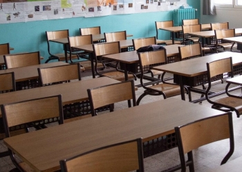 Εξοργιστικό βίντεο με μαθήτρια που χτυπά στο κεφάλι και κλωτσά αυτιστικό αγόρι
