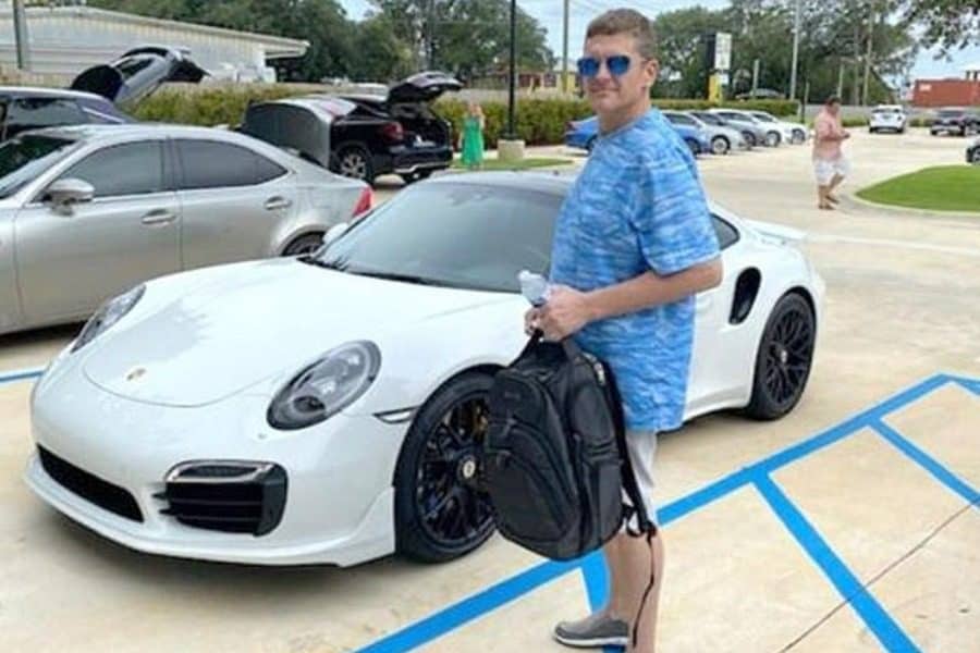 Έφυγε σαν κύριος με μια Porsche 140.000 δολαρίων κάνοντας την πιο απλή κομπίνα