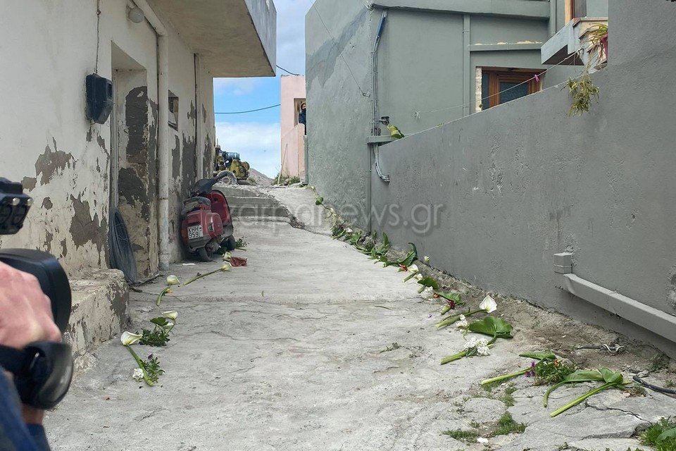 Κρητικό έθιμο: Λουλούδια για το πέρασμα της σορού του μικρού Ζαχαρία.