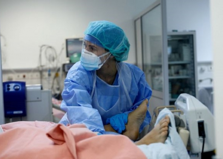 A medical worker wearing personal protective equipment (PPE) takes care of a patient at the intensive care unit (ICU) of the Sotiria hospital, following the coronavirus disease (COVID-19) outbreak, in Athens, Greece, April 25, 2020. Picture taken April 25, 2020. REUTERS / Giorgos Moutafis
