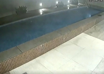 Τρομακτικό: Η στιγμή που καταρρέει ο πάτος πισίνας πολυκατοικίας