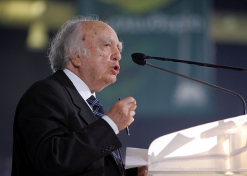 Φωτογραφία αρχείου που εικονίζει τον Βάσο Λυσσαρίδη να μιλά στις εργασίες της τρίτης ημέρας του 8ου Συνεδρίου του ΠΑΣΟΚ, το Σάββατο 15 Μαρτίου 2008. Έφυγε από τη ζωή σε ηλικία 101 ετών, ο ιδρυτής και πρώτος πρόεδρος του κόμματος της Ε.Δ.Ε.Κ., Βάσος Λυσσαρίδης. Πλήρης ημερών, ο γιατρός, πολιτικός και αγωνιστής συνέδεσε το όνομά του με τα μεγαλύτερα γεγονότα της ζωής της Κύπρου, αλλά και με τον Αρχιεπίσκοπο Μακάριο, του οποίου υπήρξε προσωπικός γιατρός. O Bάσος Λυσσαρίδης γεννήθηκε στα Λεύκαρα στις 13 Μαϊου 1920. Διετέλεσε βουλευτής, πρόεδρος της Βουλής των Αντιπροσώπων, ενώ το 1969 ίδρυσε το Σοσιαλιστικό Κόμμα Ε.Δ.Ε.Κ., του οποίου υπήρξε πρόεδρος μέχρι και τον Ιούλιο του 2001. Δευτέρα 26 Απριλίου 2021.   ΑΠΕ - ΜΠΕ/ΑΠΕ - ΜΠΕ/ΣΑΪΤΑΣ ΠΑΝΤΕΛΗΣ