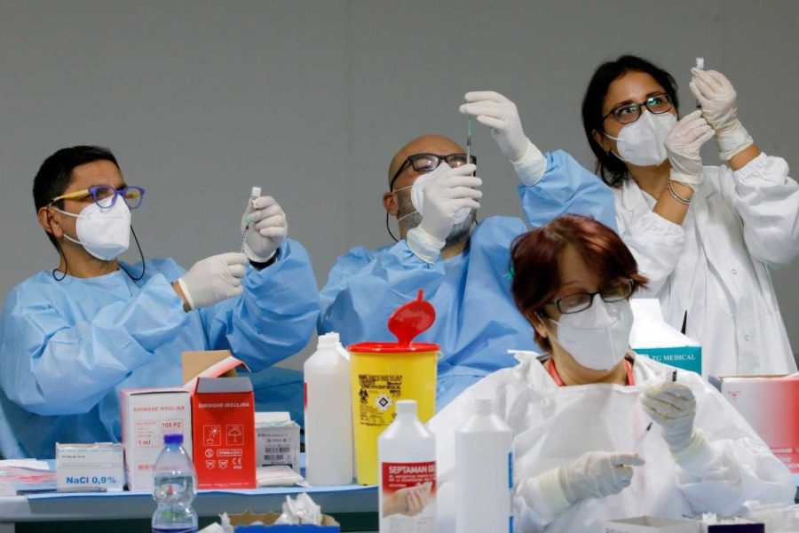 Απίστευτο περιστατικό: Έκαναν σε 23χρονη έξι δόσεις του εμβολίου της Pfizer