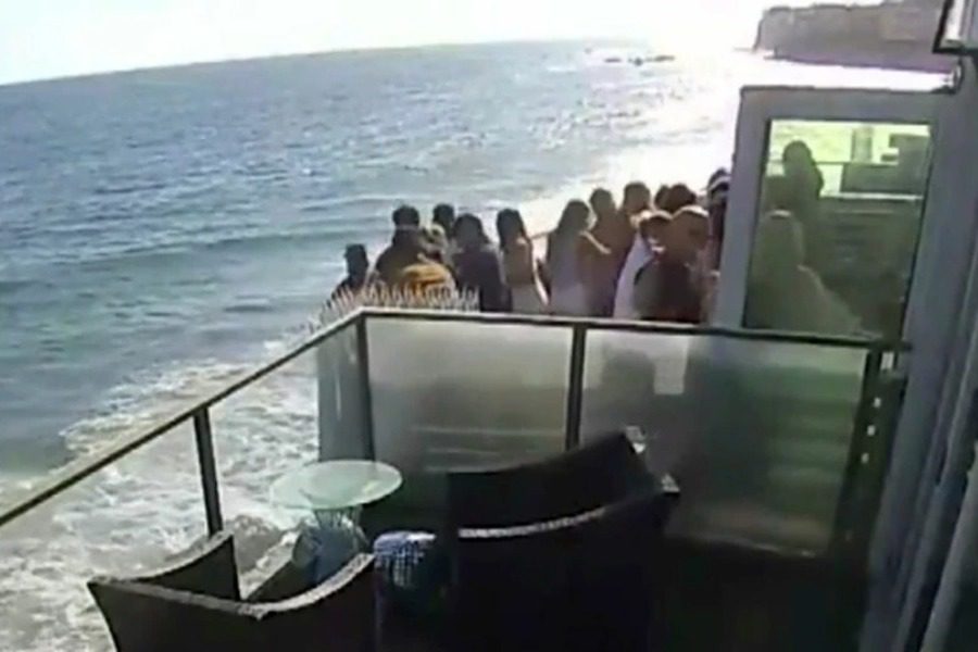 Η τρομακτική στιγμή που καταρρέει μπαλκόνι γεμάτο ανθρώπους