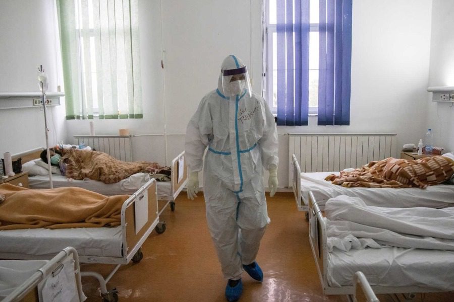 Η πρώτη χώρα που σκέφτεται να χρεώνει τα νοσήλεια στους ανεμβολίαστους