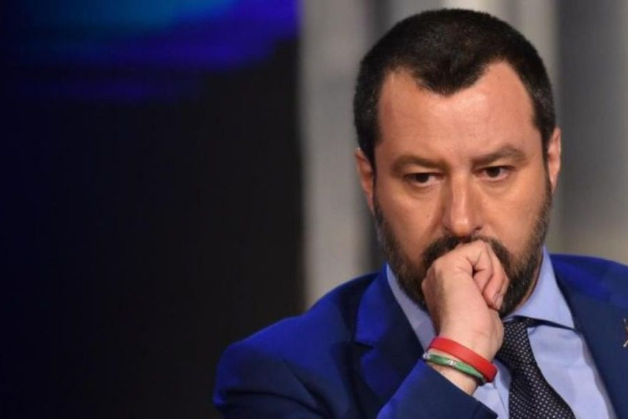 Σαλβίνι: «Δεν θέλω να κυνηγήσει κανείς τον γιο μου με μια σύριγγα εμβολίου»