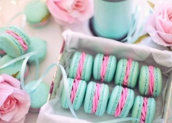 Μακαρόν και λουλούδια