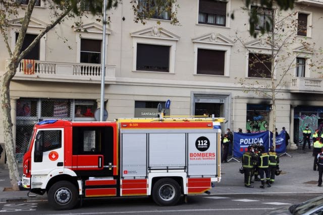 Firefighters and police stand in front of a burned building in Barcelona, Spain November 30, 2021. REUTER/Nacho Doce