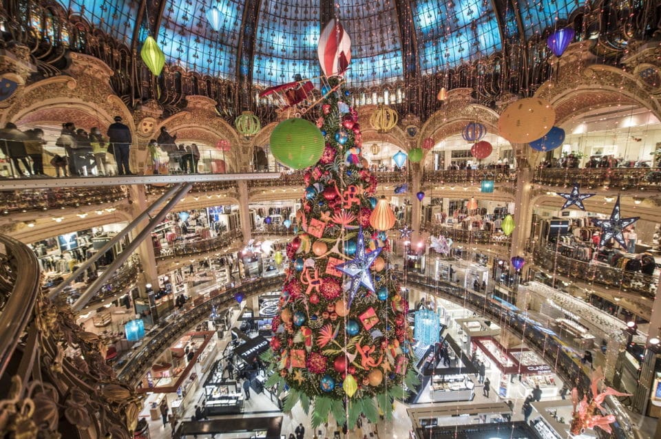 epa08850653 The traditionnal Christmas tree of the Galeries Lafayette department store stands under its great dome in Paris, France, 29 November 2020. French President Macron announced that all stores can reopen starting 28 November after several weeks of lockdown which were to combat a resurgence of the coronavirus disease (COVID-19) pandemic.  EPA/CHRISTOPHE PETIT TESSON