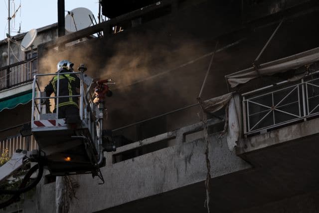 Κατάσβεση φωτιάς σε διαμέρισμα στα Πατήσια, Αθήνα, 18 Απριλίου 2020.