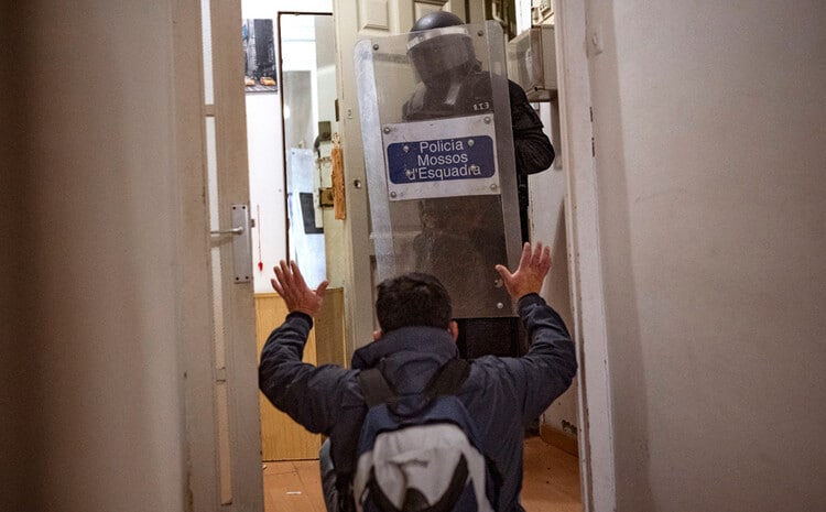 Άνδρας απέναντι σε αστυνοιμικό με ασπίδα