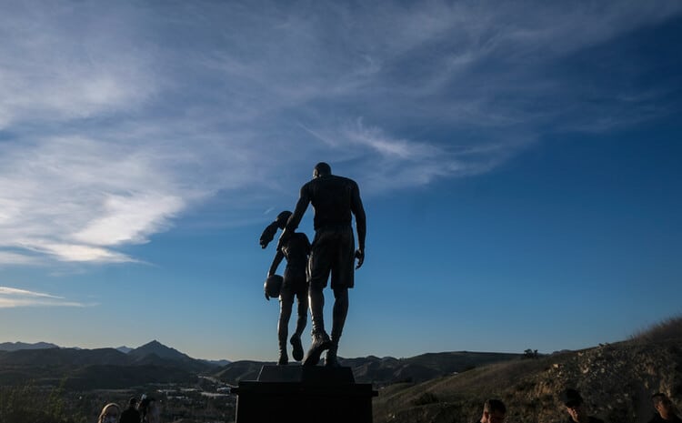 Αγαλμα στη μνήμη του Κόμπι Μπράιντ και της κόρης του