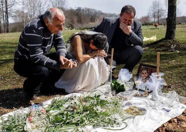 Νύφη θρηνεί αρραβωνιαστικό