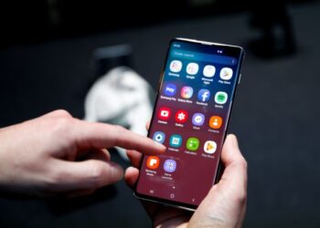 FILE PHOTO: A journalist uses the new Samsung Galaxy S10 smartphone at a press event in London, Britain February 20, 2019. REUTERS/Henry Nicholls/File Photo